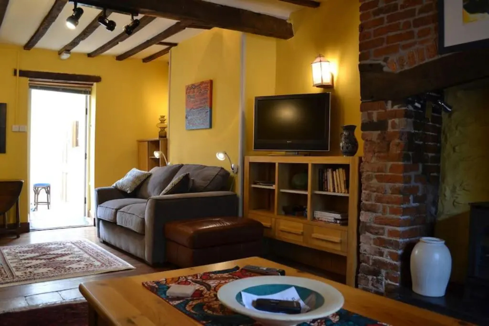 Spacious ground floor apartment. No 1A The Stables