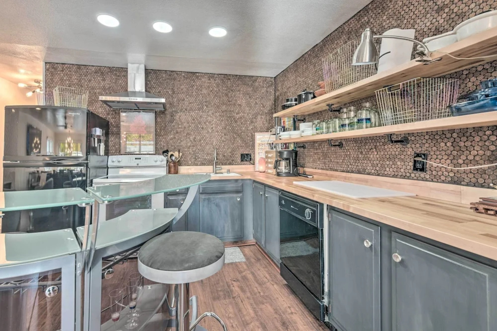 Walk to Ski Slopes! Red River Condo w/ Fireplace