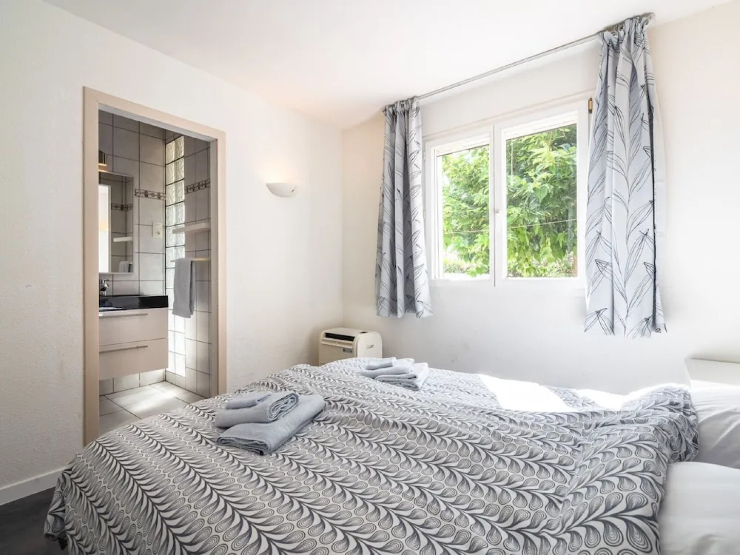 Lavish Villa in Pouzols-Minervois with Jacuzzi