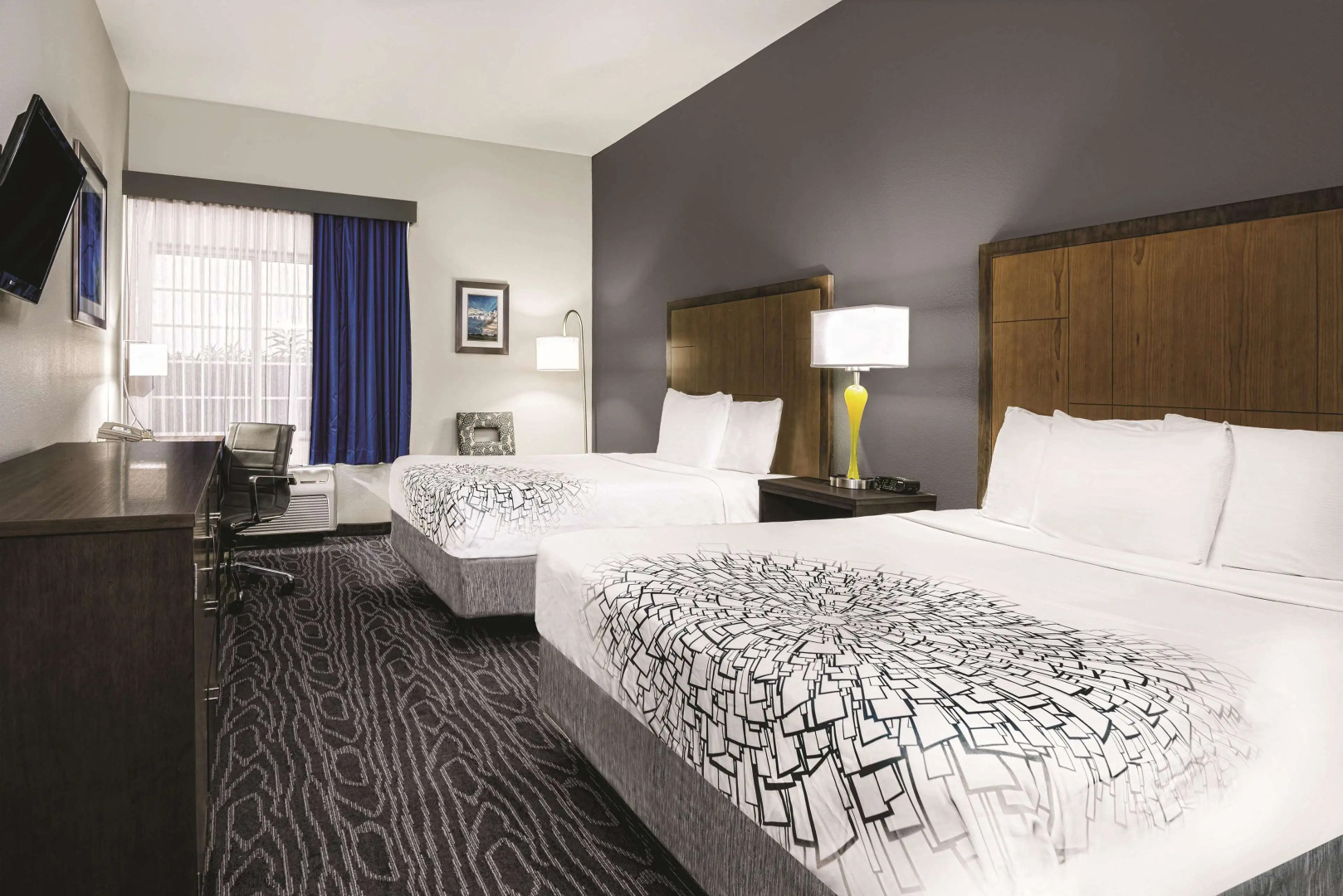 La Quinta Inn & Suites by Wyndham Mercedes Outlet Mall