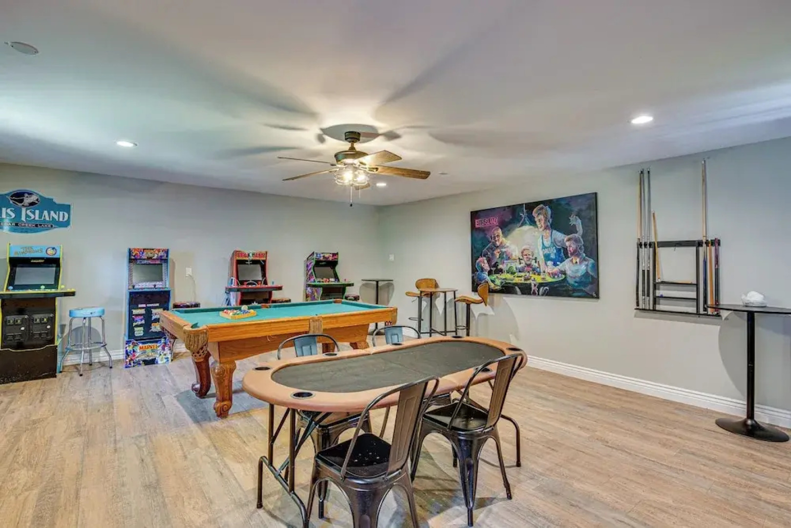 Waterfront Retreat w/ Hot Tub in Gun Barrel City!