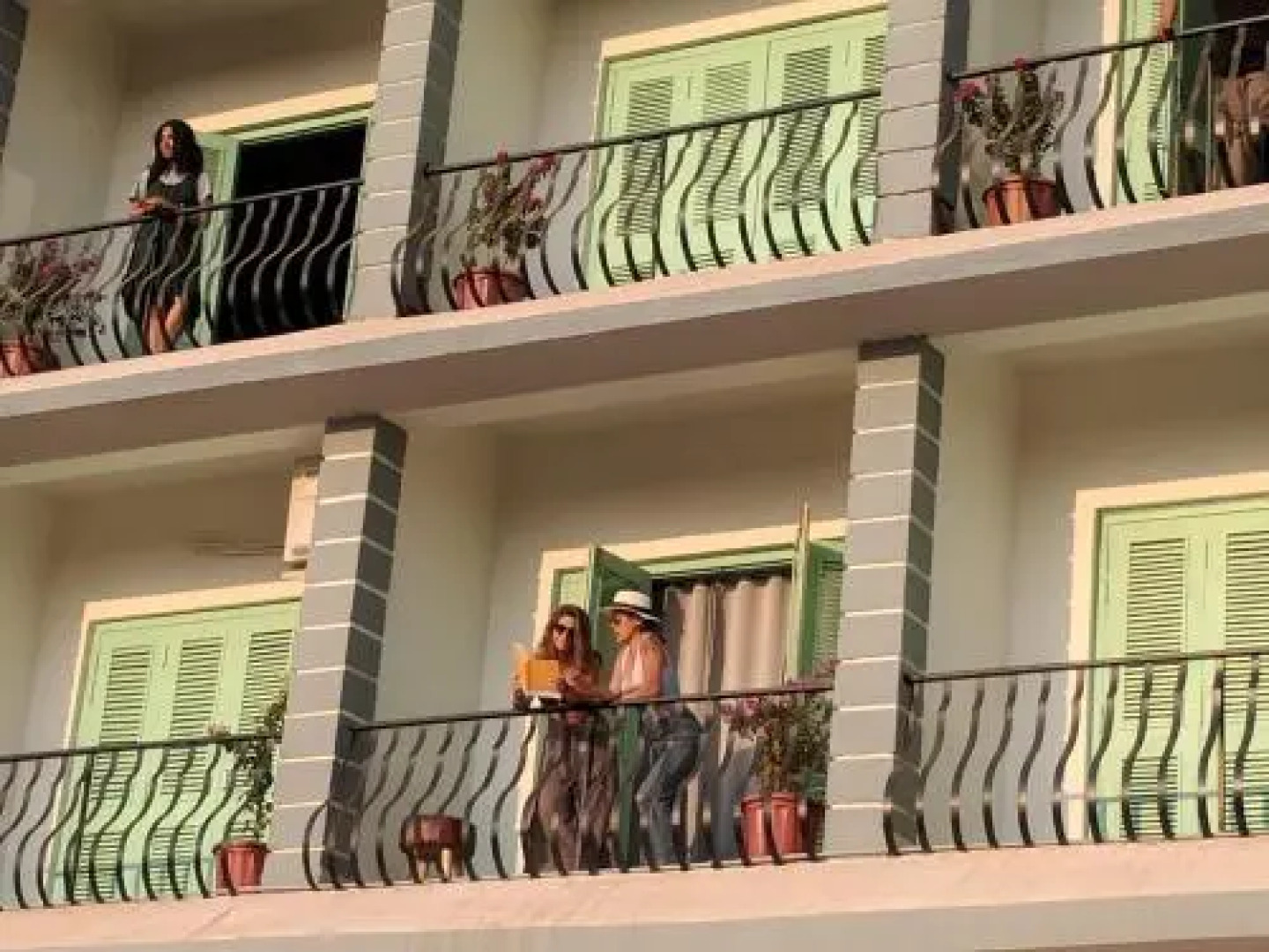 Woke Hostel - Morjim