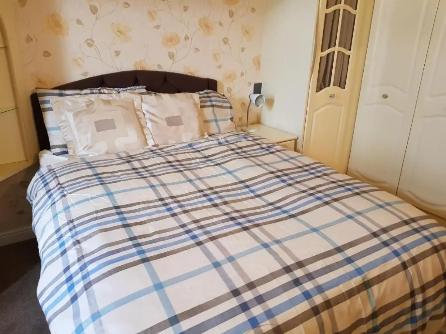 Spacious Bungalow in Romford with parking