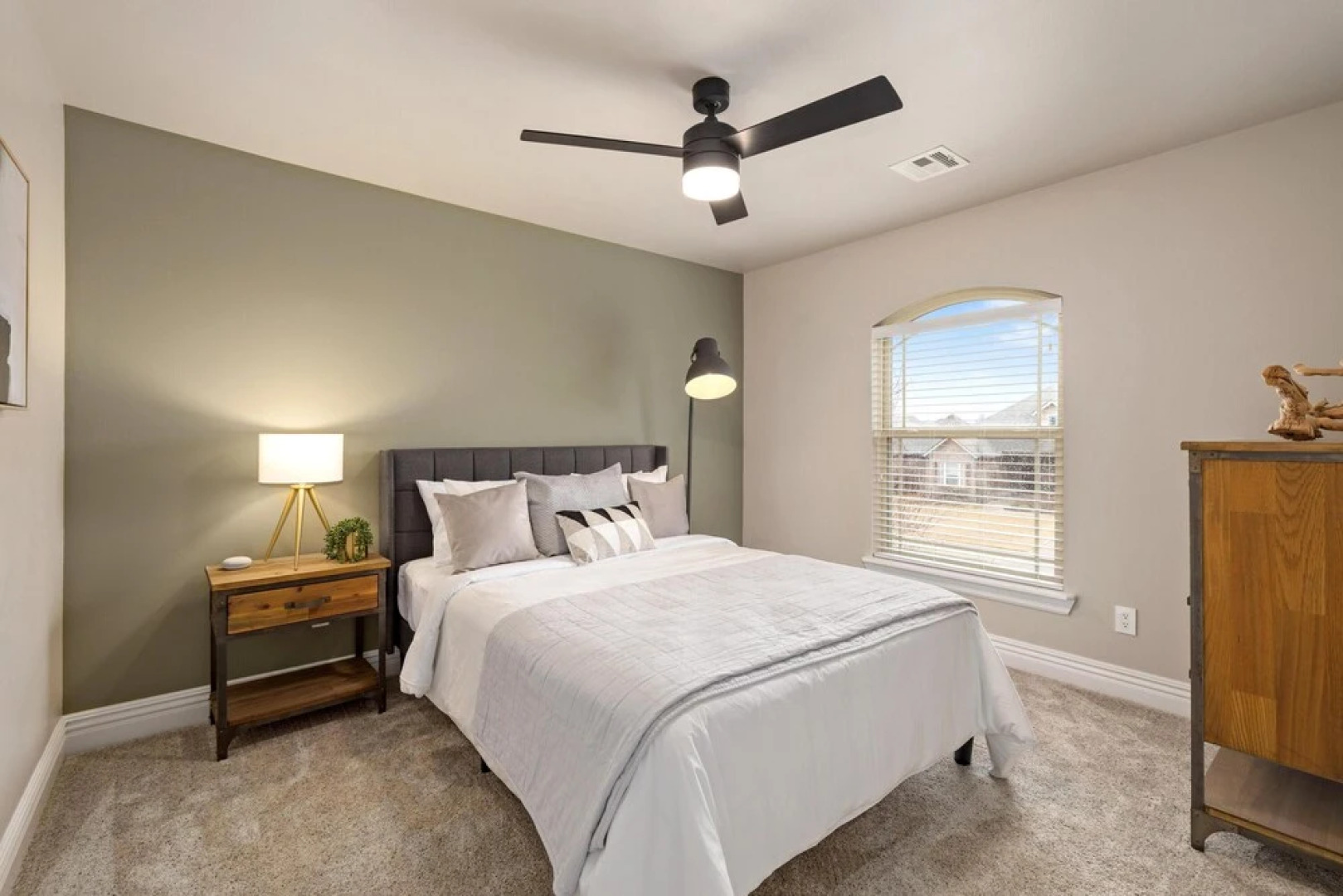 The Hearth House - Quiet Rogers Retreat - Newly Renovated