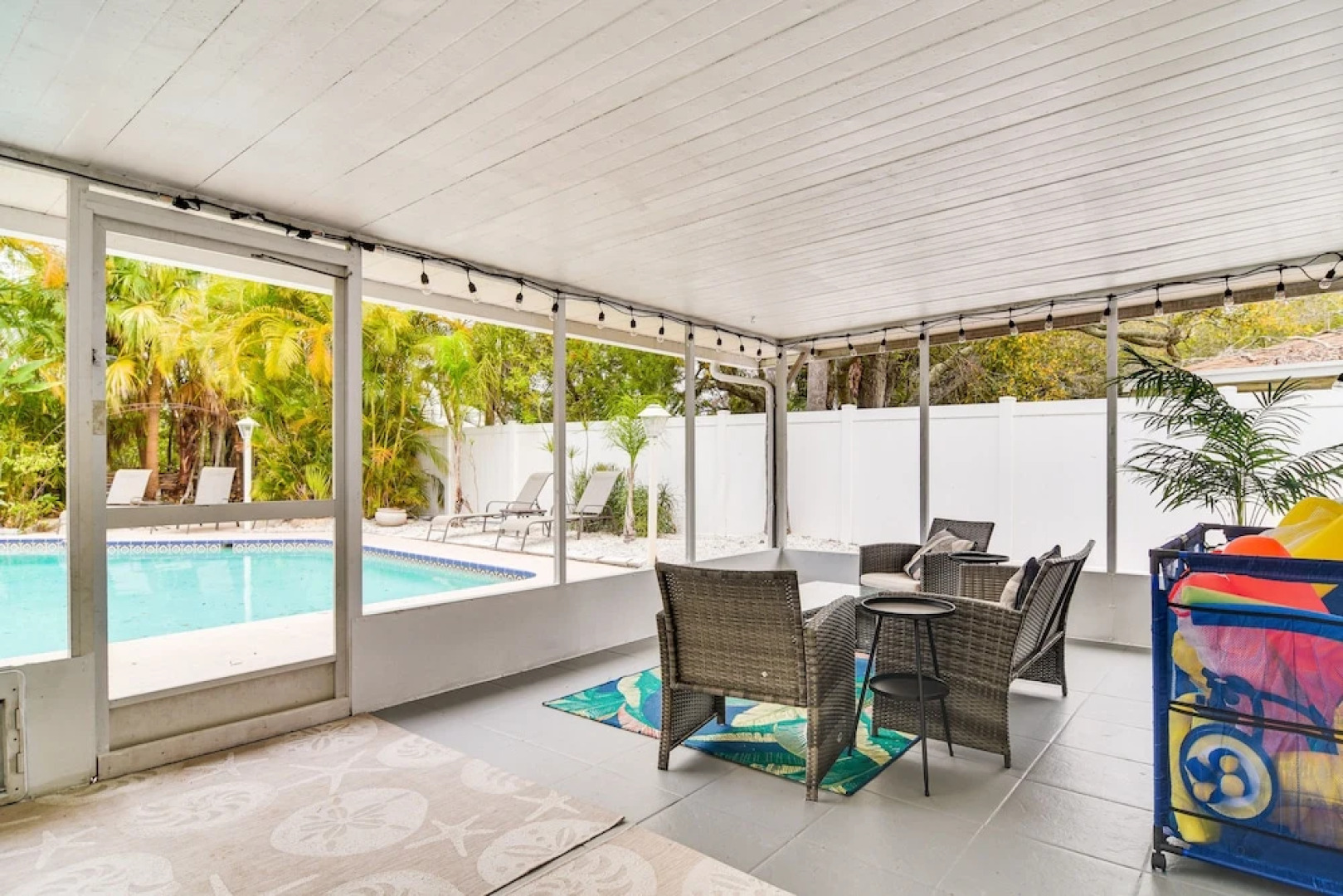 Vibrant Largo Home: Heated Pool, Lake Views!