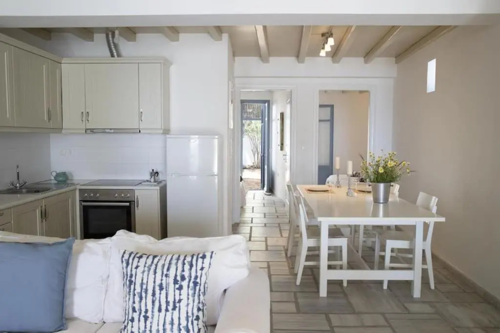 Beachfront 2br apartment - Free parking