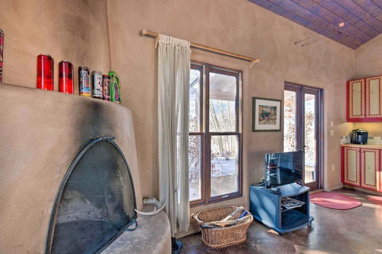 Unique Casita w/ Kiva Fireplace: 11 Mi to Taos Ski