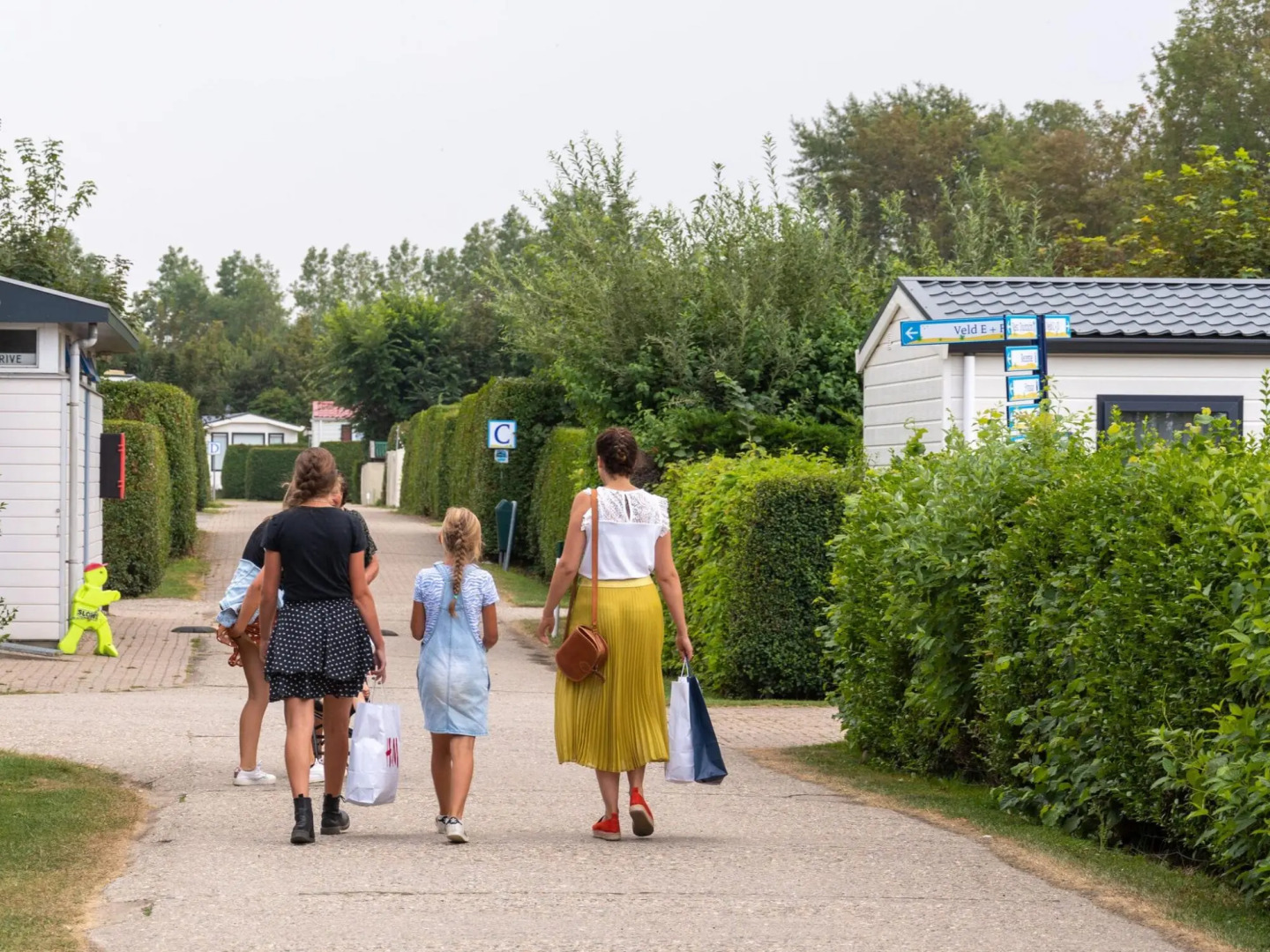 Well-kept chalet with air conditioning, on a holiday park, 1 km. from the beach