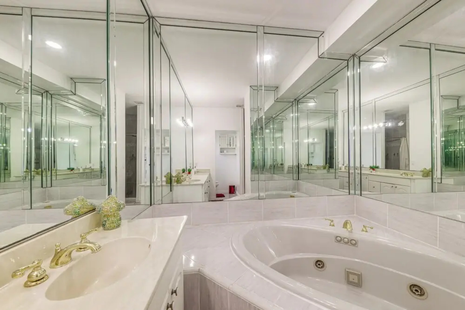 Swim, Barbecue & Game: Home 4 Mi to Pompano Beach!