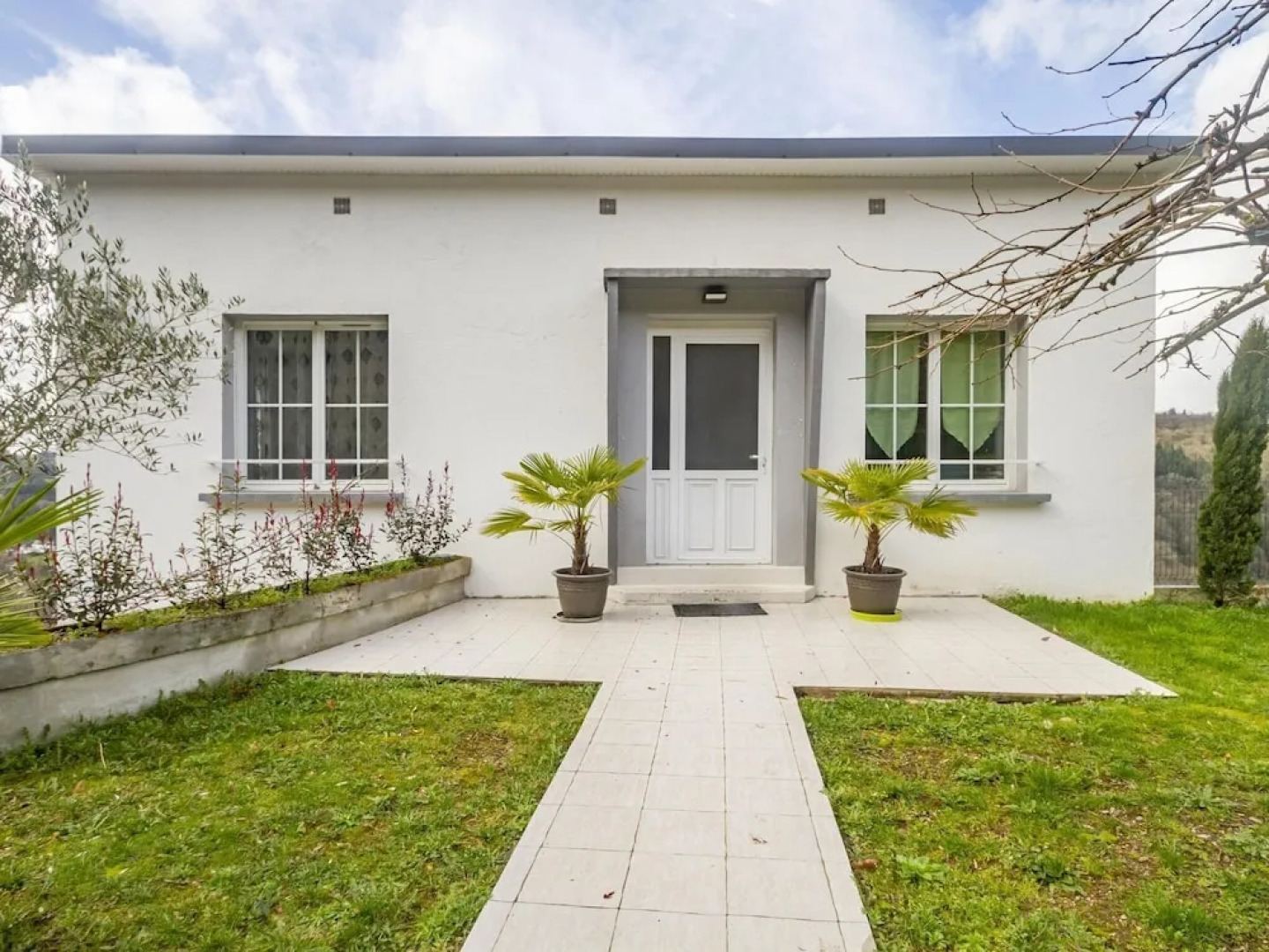 Enticing Holiday Home in Tulle with Garden