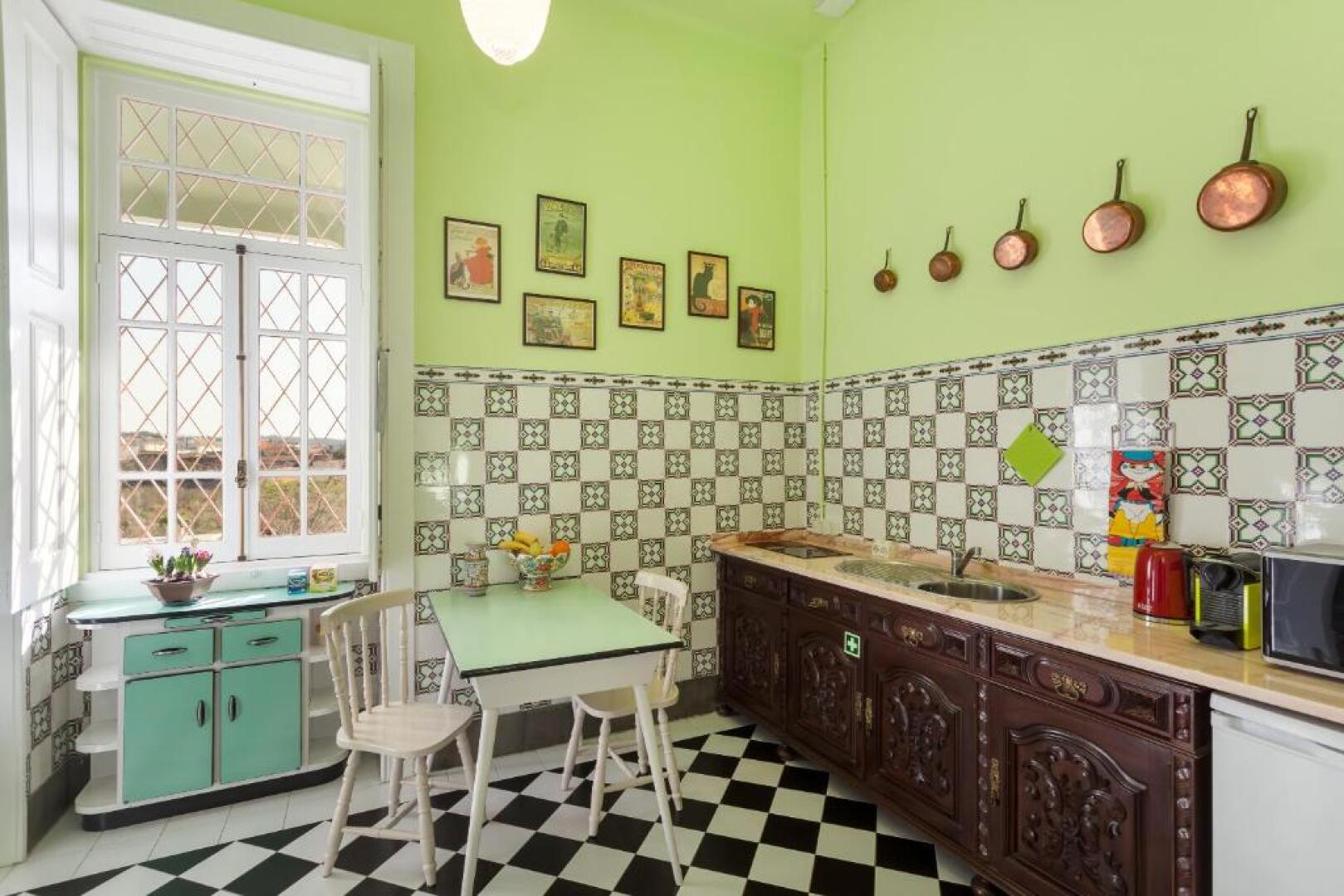 Vintage Balcony Guesthouse & Suites