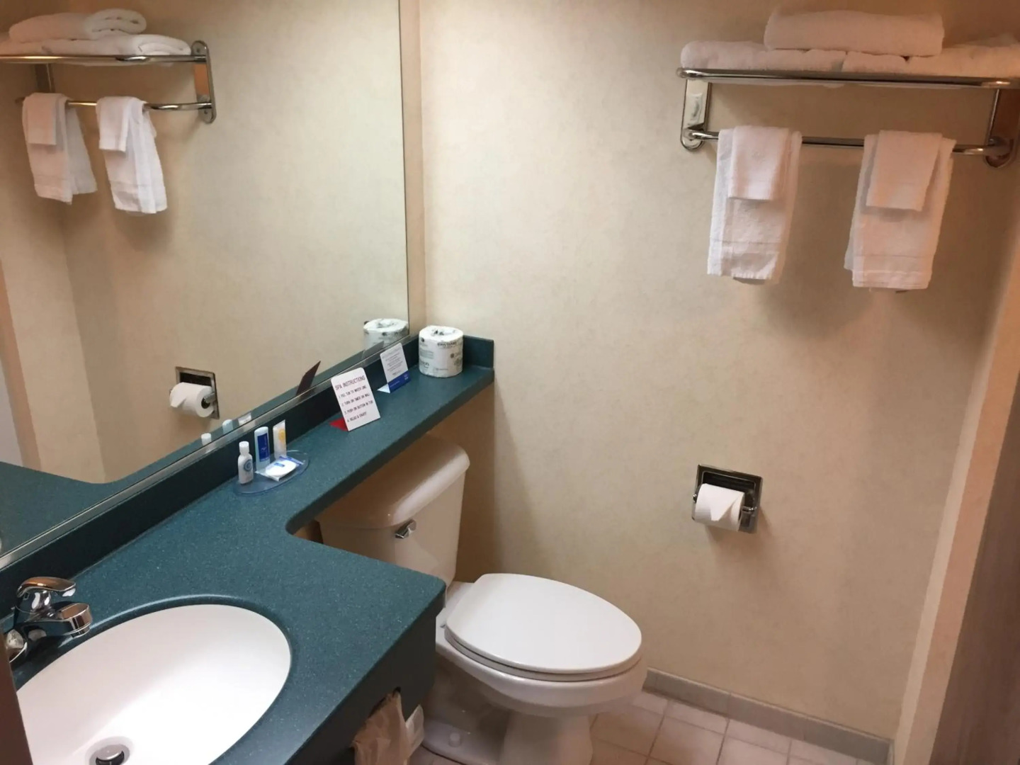 Rodeway Inn & Suites - Charles Town, WV