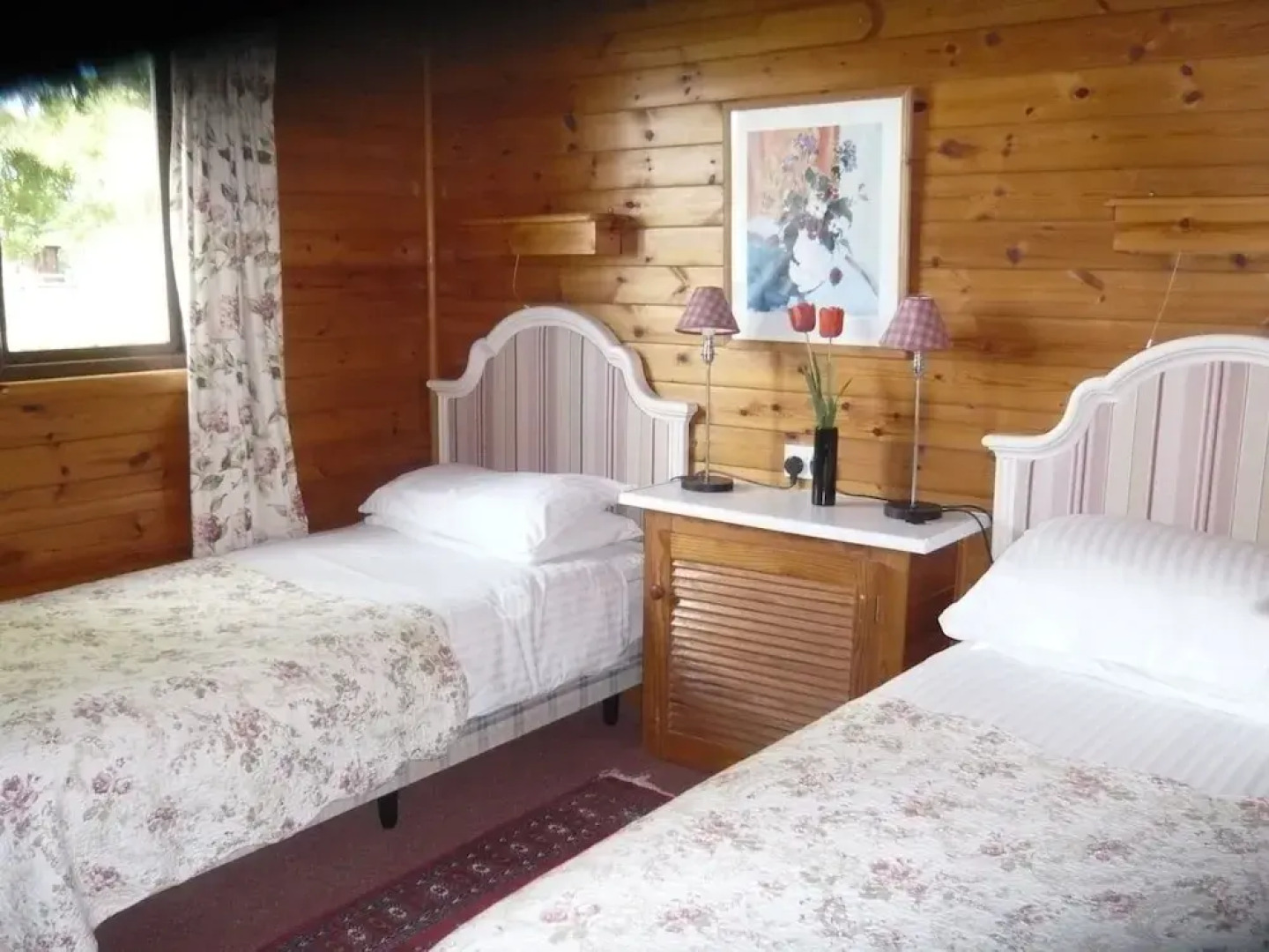 Cosy Pine Lodge With far Reaching Country Views and Large sun Deck