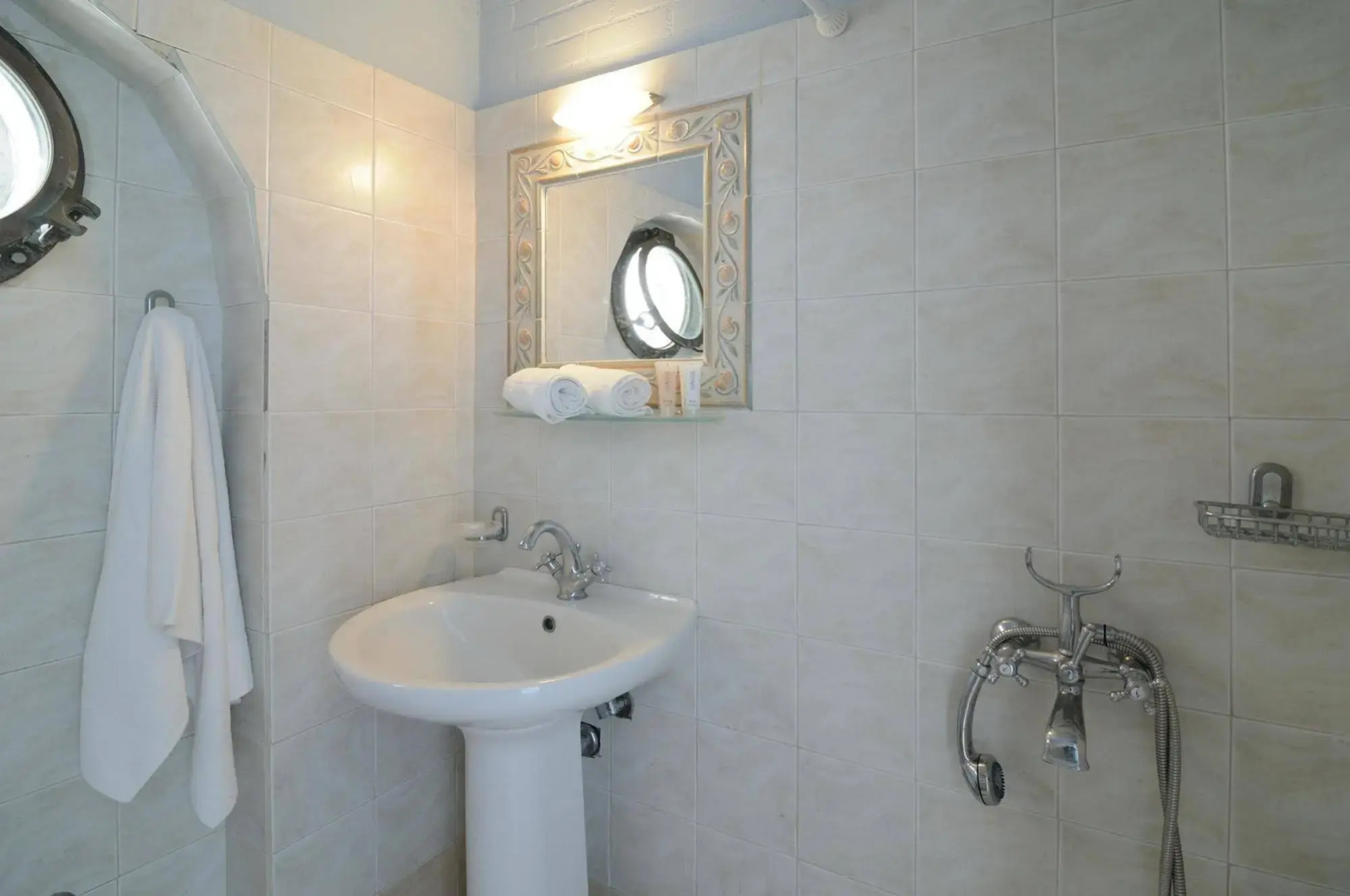 Kymothoi Rooms & Pool Bar