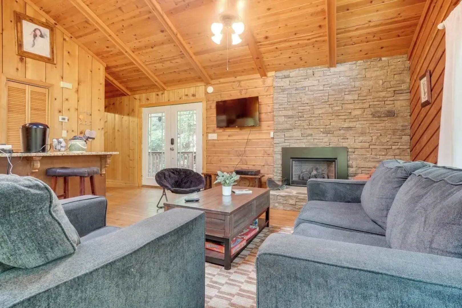 Private Hot Tub & Game Room: Cleveland Getaway