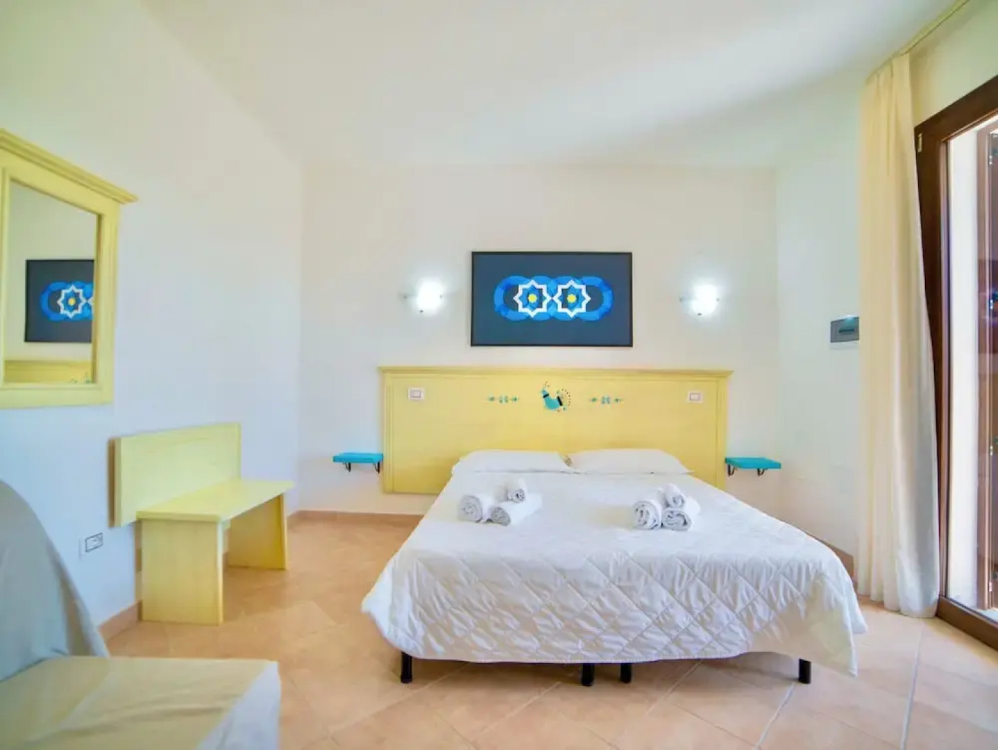 Hotel with swimming pool just 300 mt from the Baia delle Mimose-beach