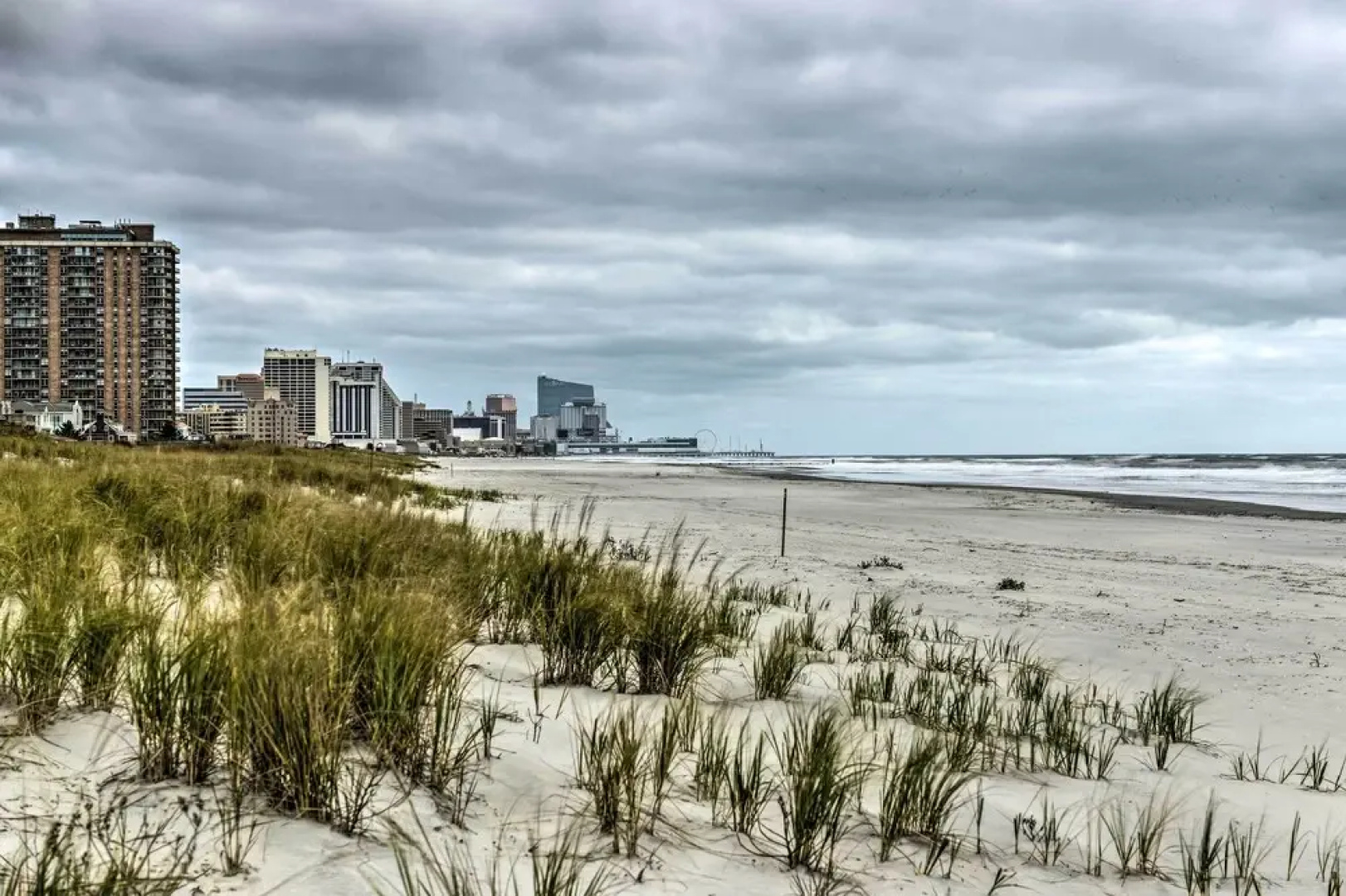 Cozy Ventnor Getaway: Walk to Public Beach!