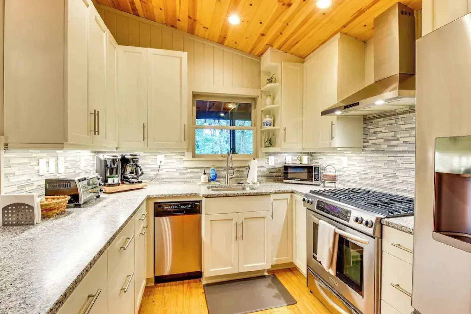 Tranquil Highlands Cottage With Fire Pit & Stream!