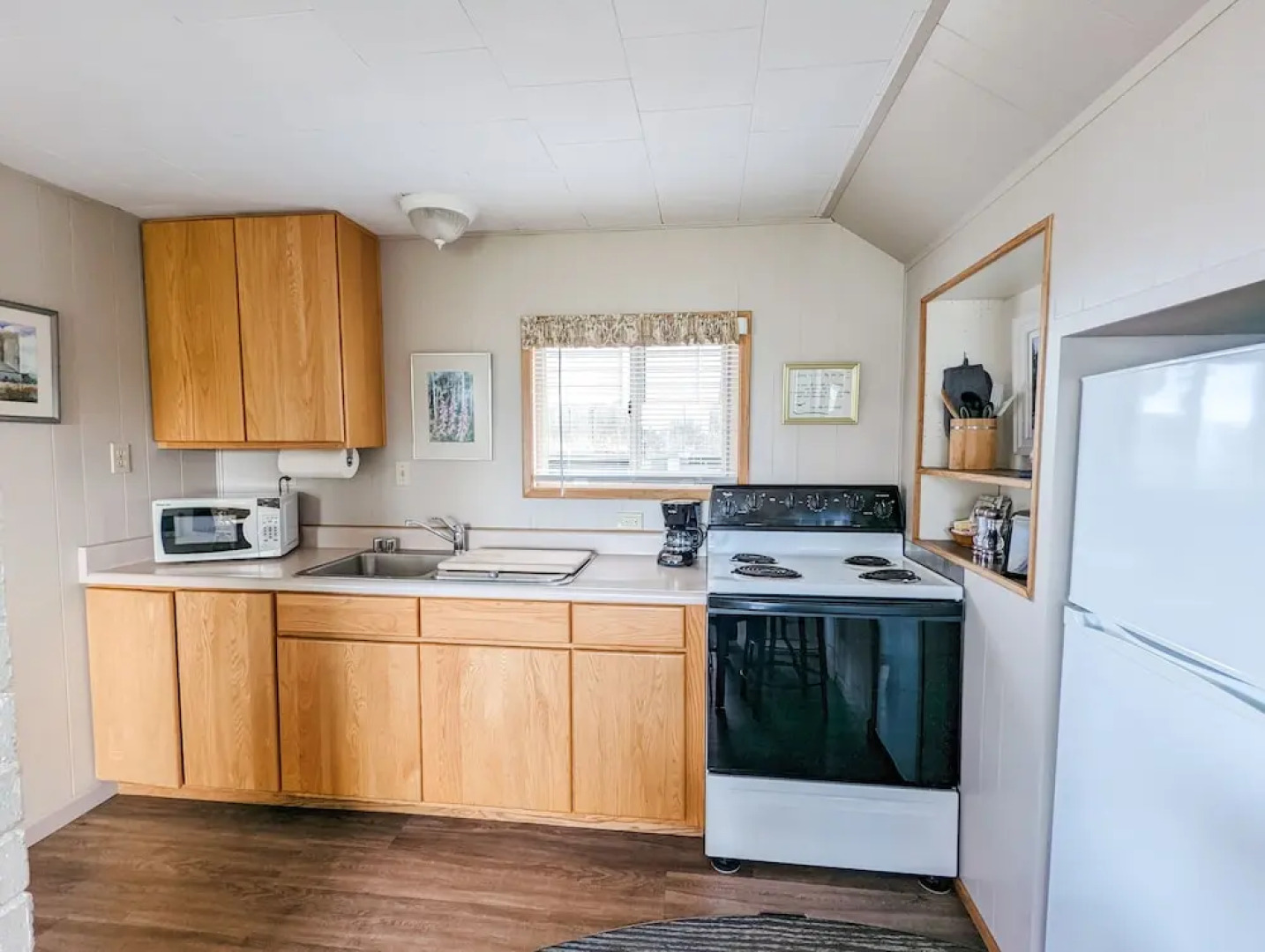 Juan de Fuca Waterfront Hotel & Cottages