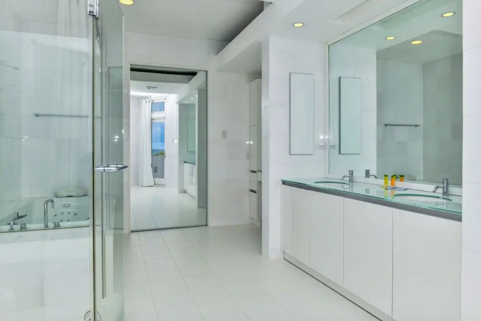 Ocean Front 7-bedroom 7-bath Sunset Views Malmok!