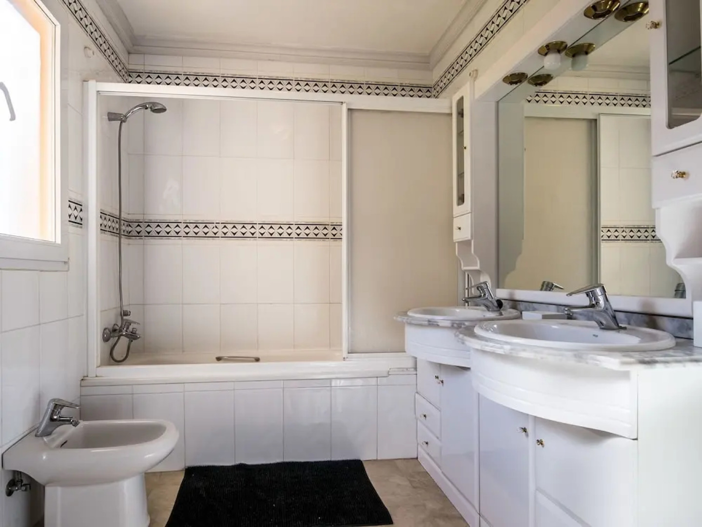 Modern Holiday Home in El Puntal With Swimming Pool