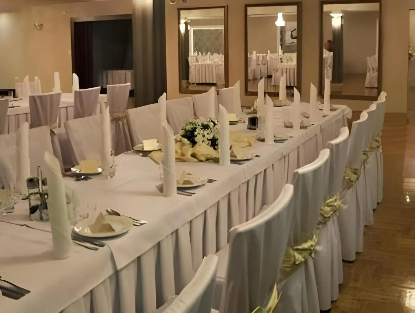 Pod Różami. PPHU. Hotel i Restauracja Różański R.