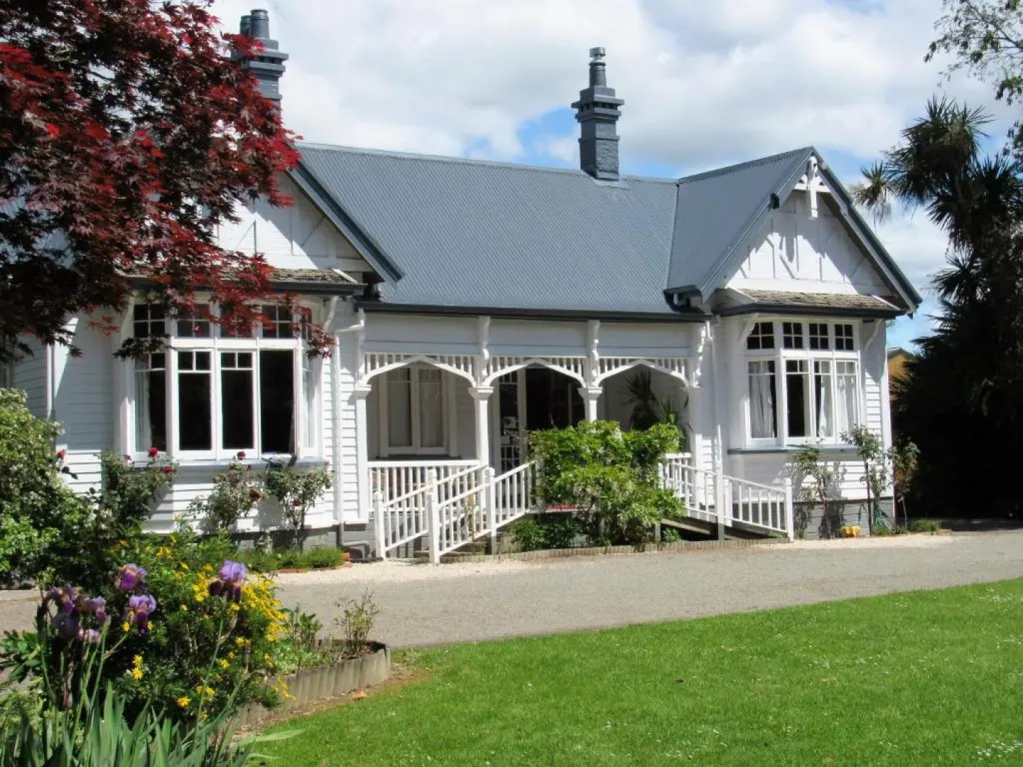 The White Elephant Accommodation - Hostel