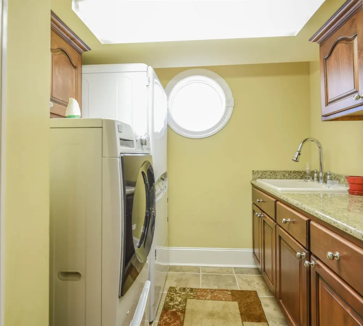Large Home On Private Peninsula With Hot Tub + Sauna! 4 Bedroom Home