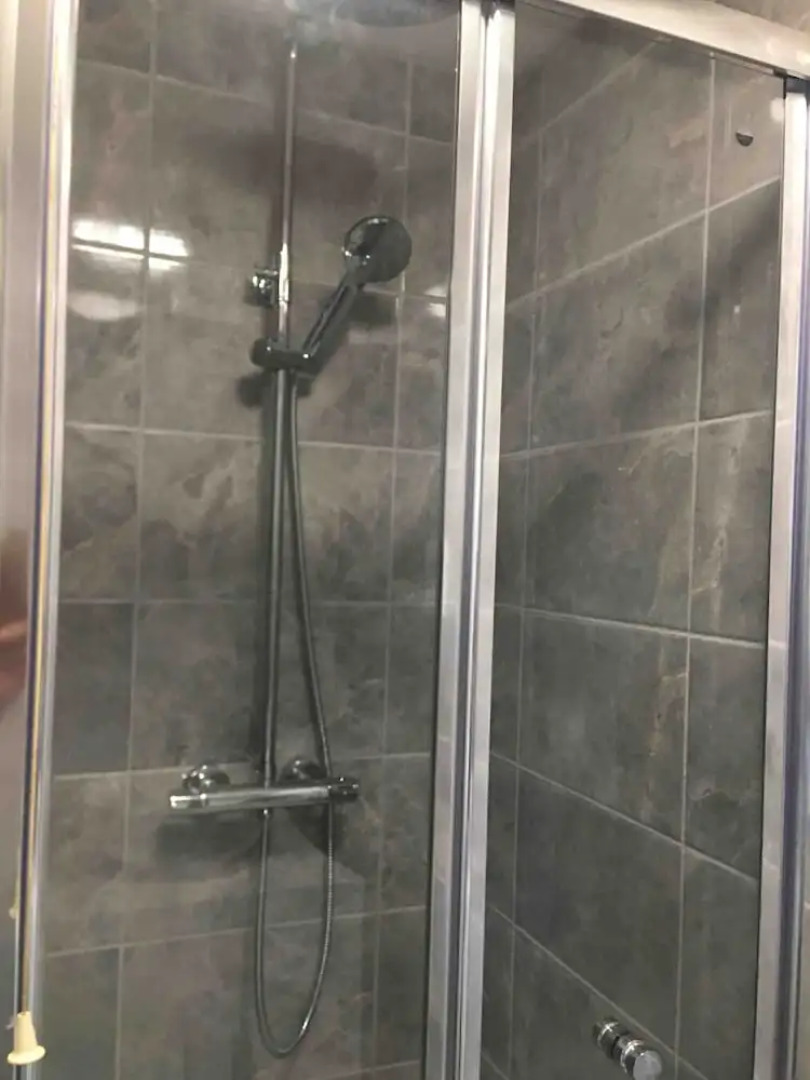 House - Sleeps 8 & On-site Parking