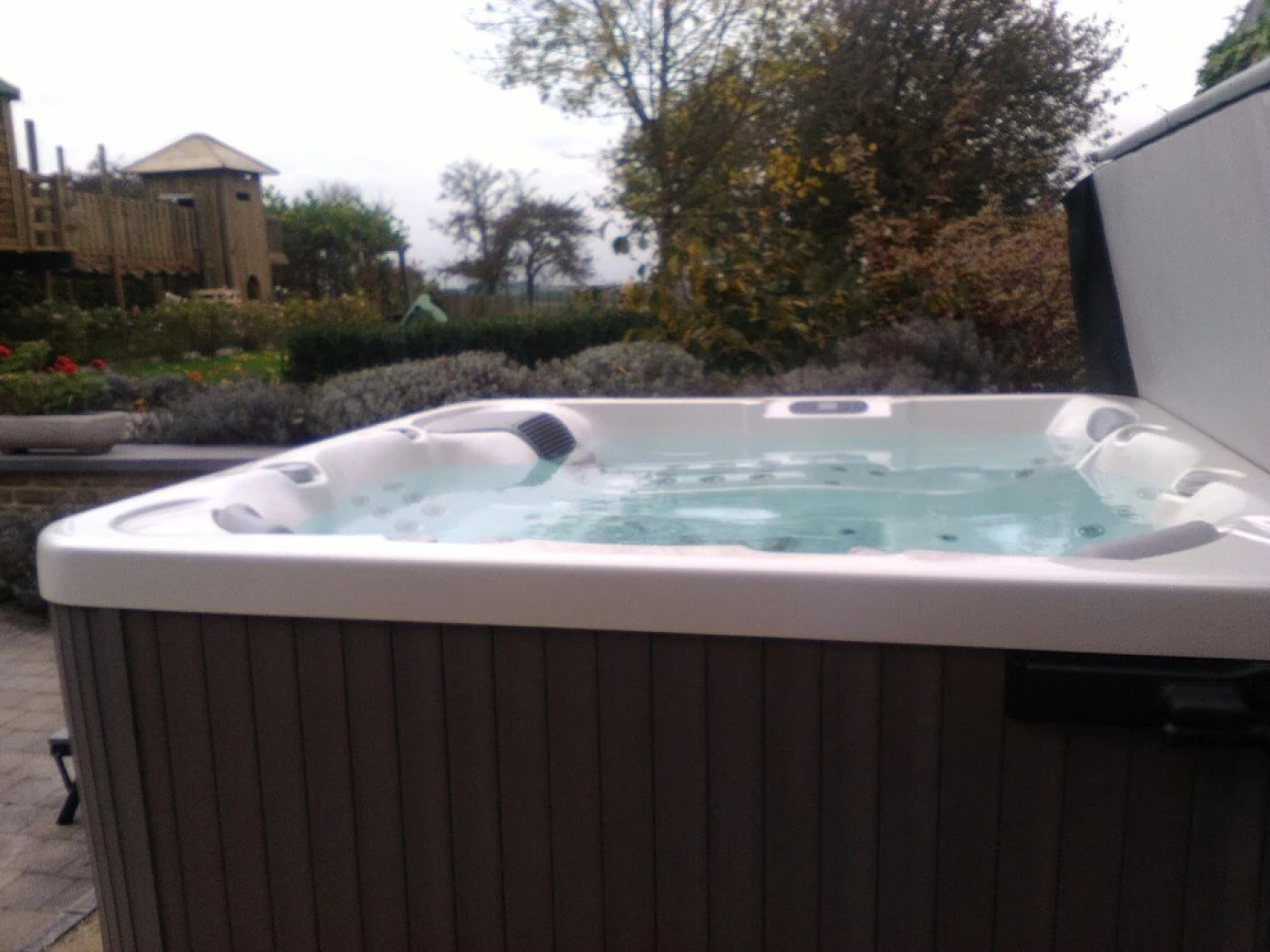 Holiday House with Jacuzzi, Spacious Garden, Beautiful Views And a Playground