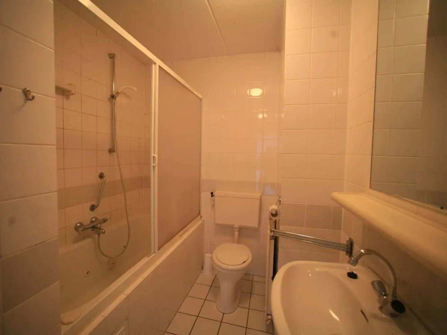 Comfortable bungalow with massage shower, within nature