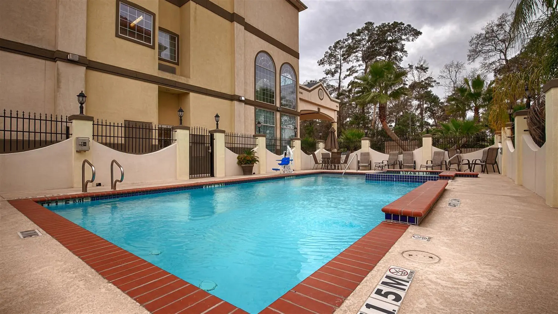 Best Western Plus New Caney Inn Suites