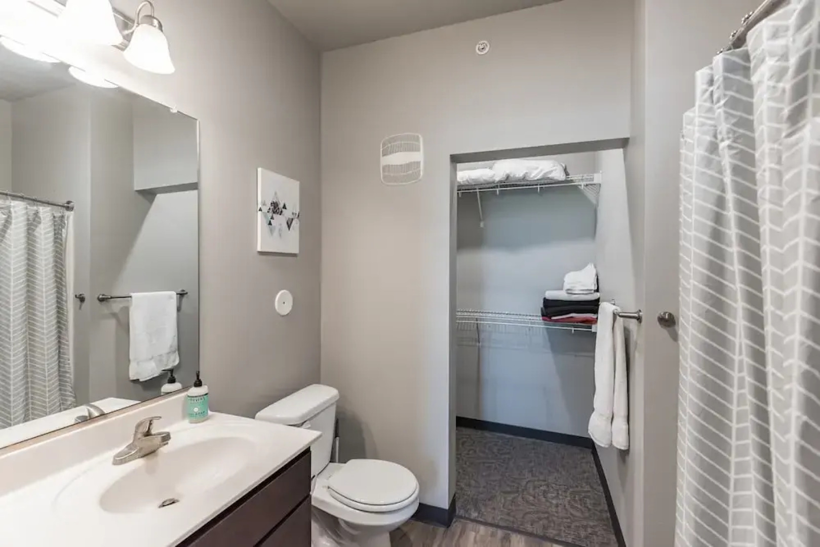 Spacious 2BR Suite W/patio Near Iowa State