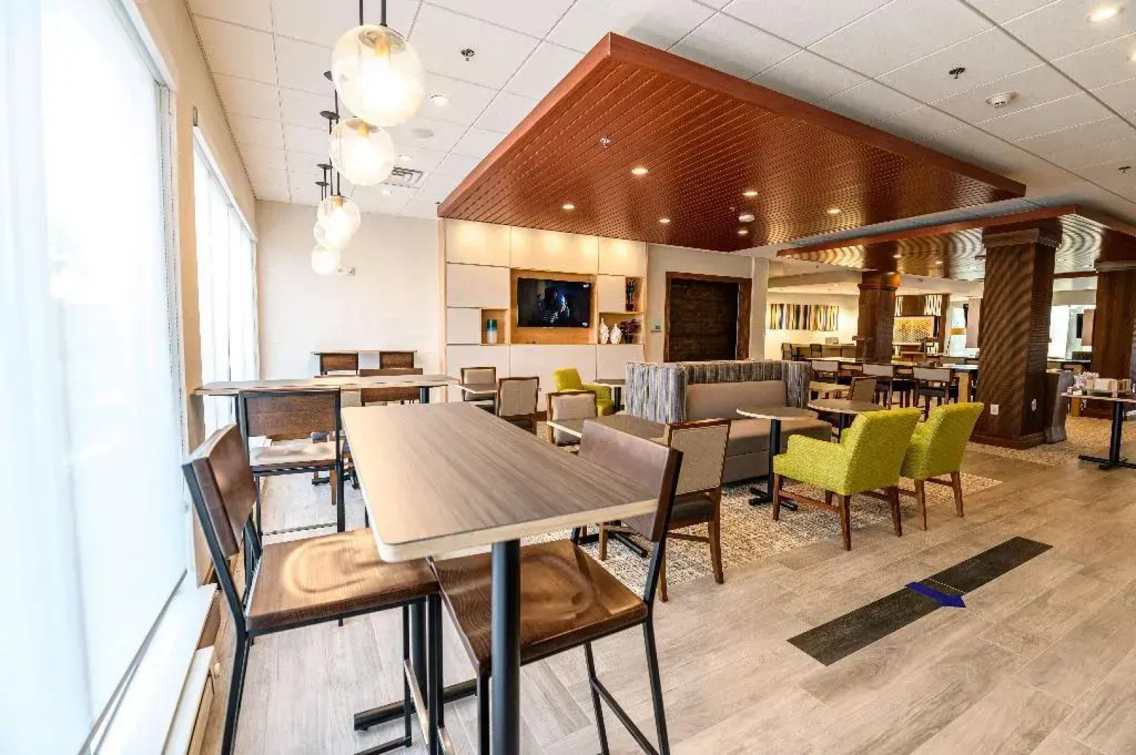 Holiday Inn Express & Suites Dayton East - Beavercreek by IHG