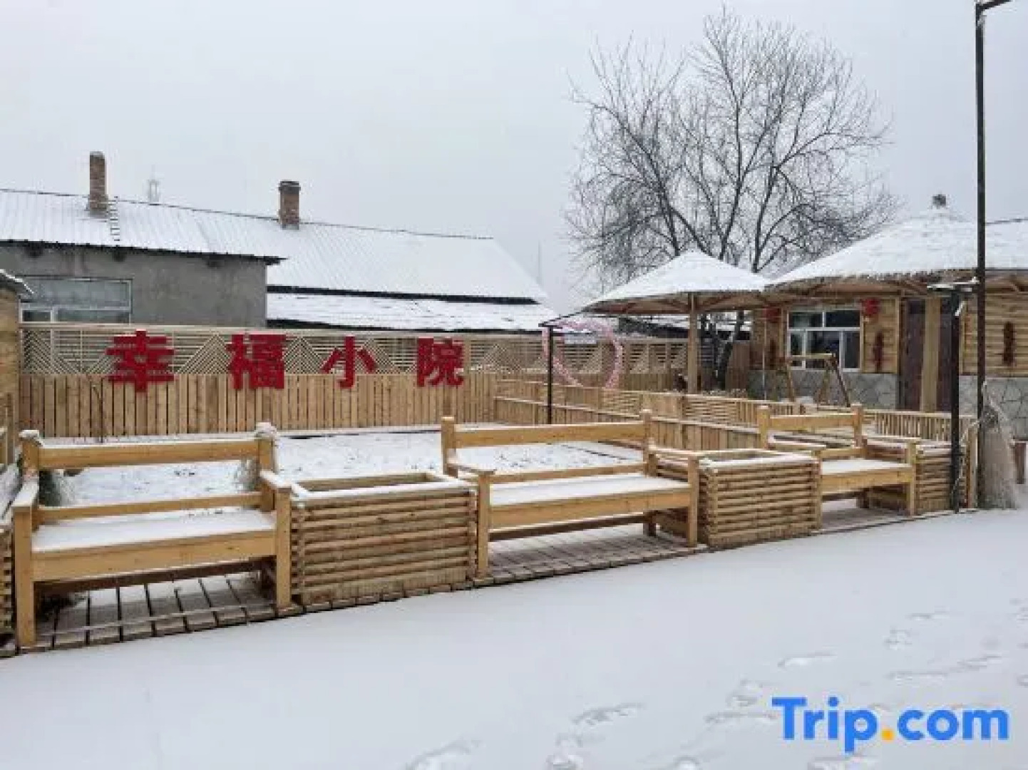 Arctic Village Snowman Chalet