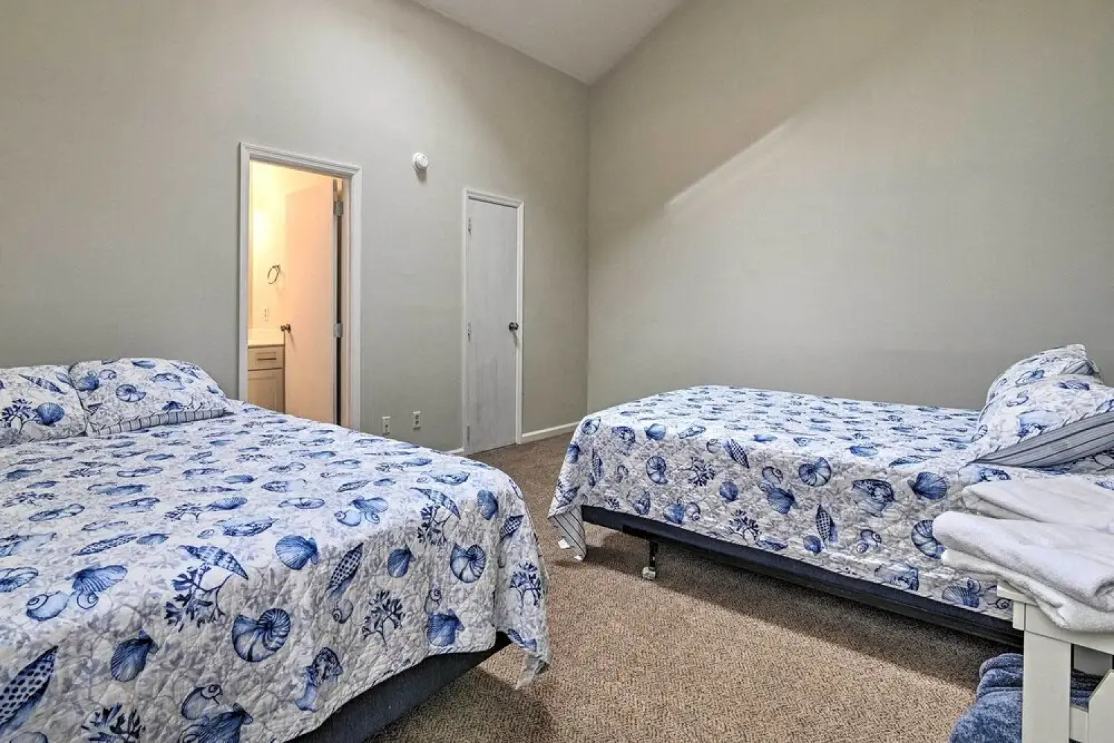 2 Mi to Surfside Beach: Golf Getaway w/ Balcony!