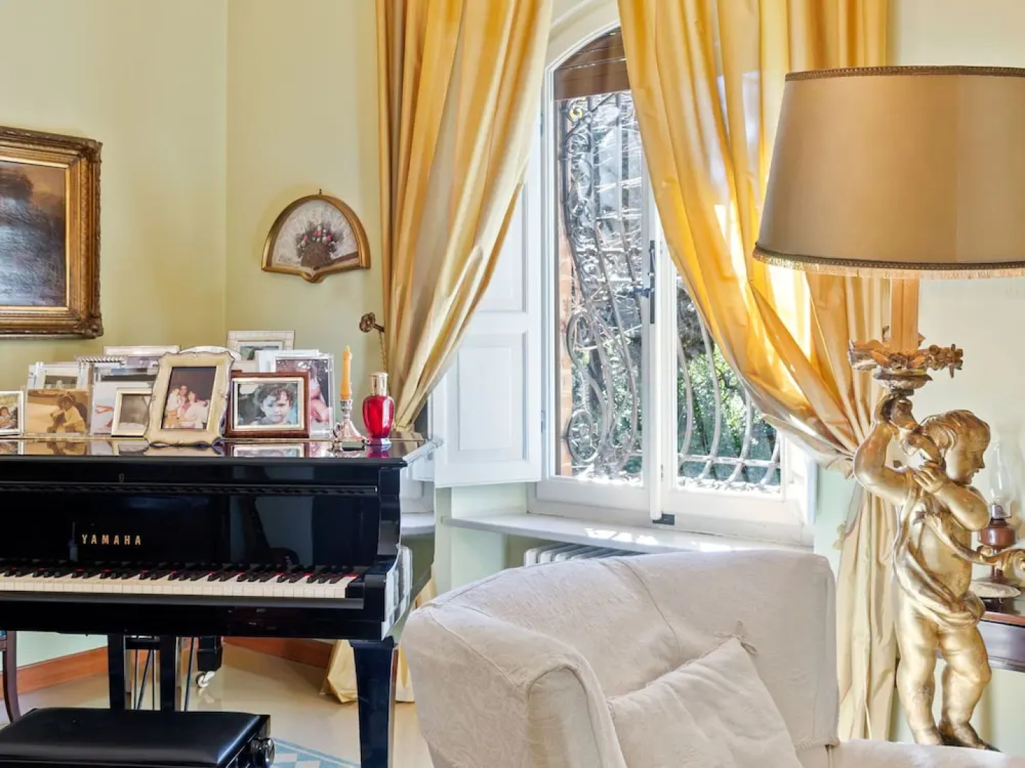 Plush Holiday Home in Macerata with Jacuzzi