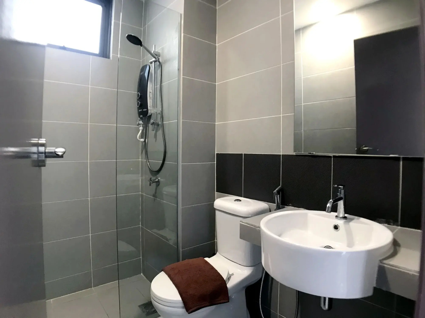 One Amerin Mall & Suites