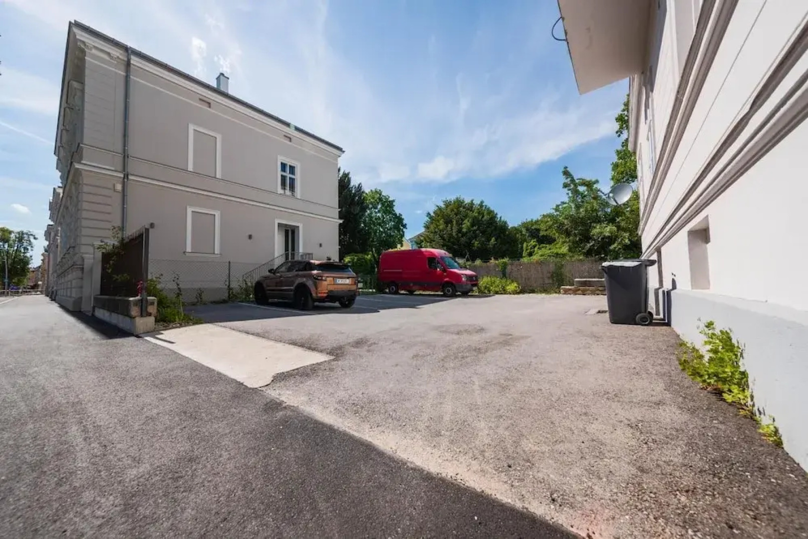 Deluxe Apartment With Parking and Office Next to the City Park