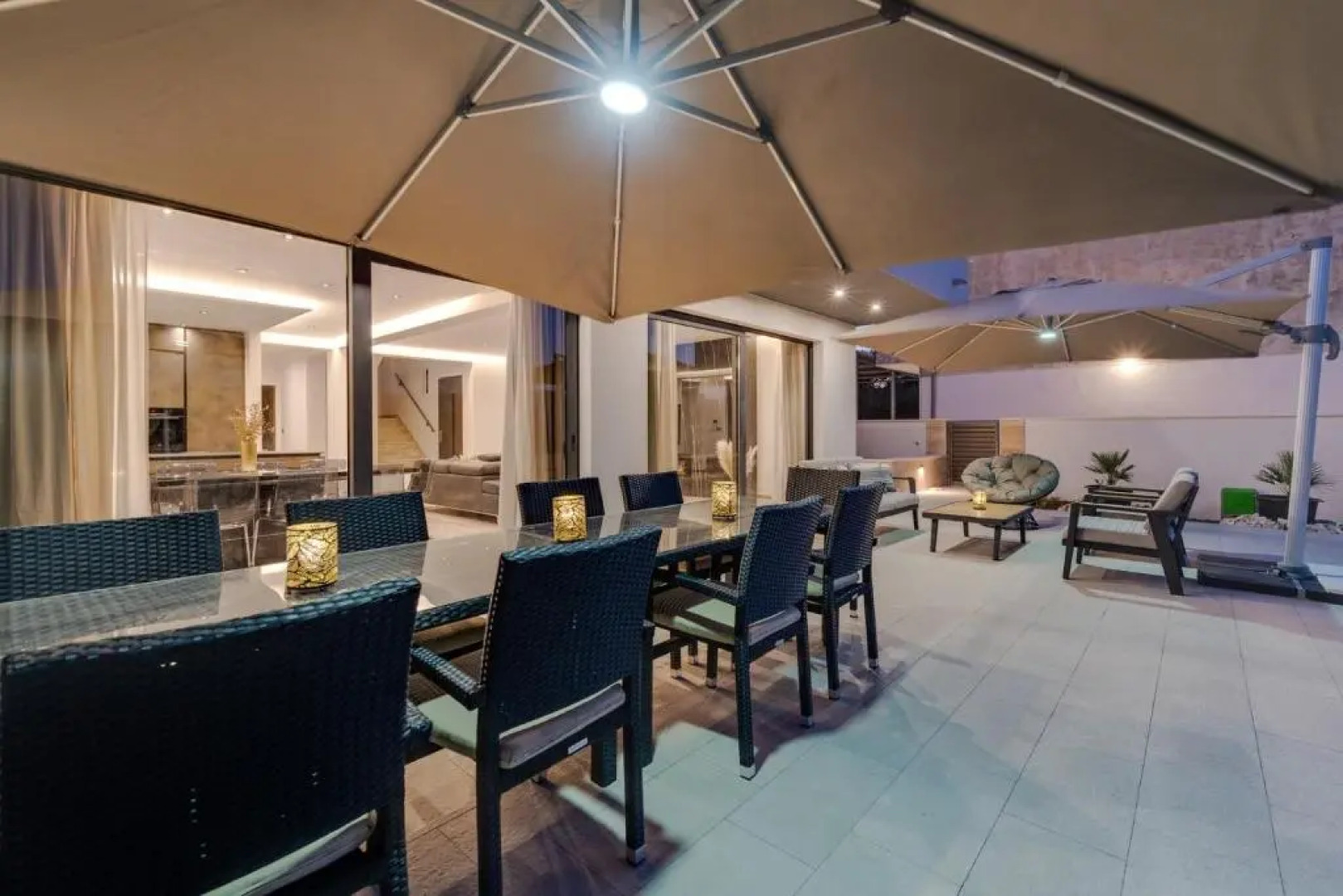 NEW! Villa Lady Maris with heated private pool, 5 en-suite bedrooms, 70m from beach