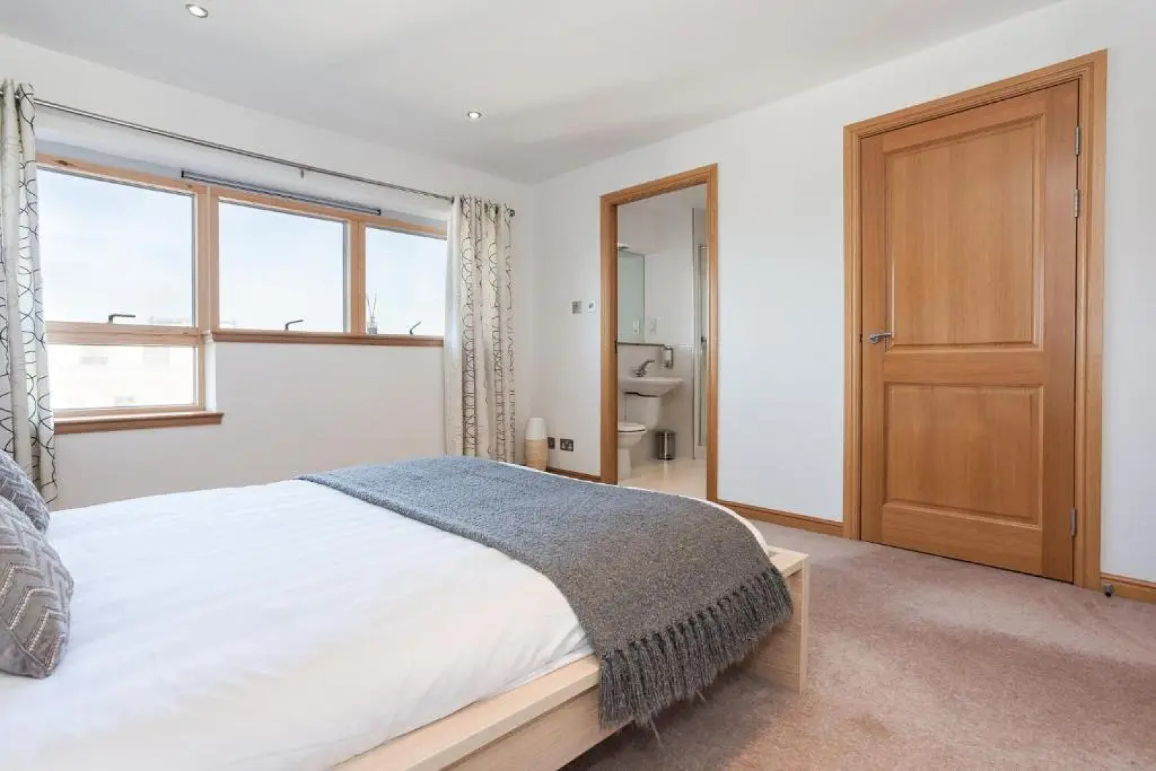 Executive Riverside 3 Bed Apartment