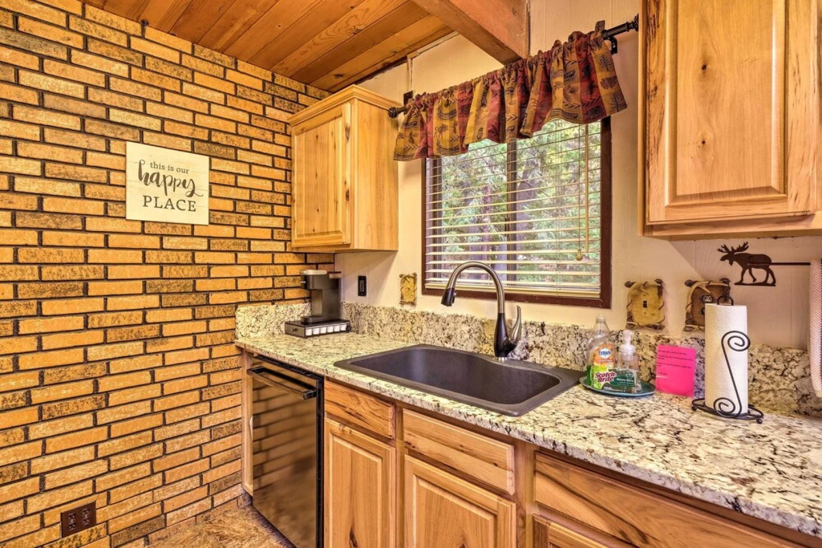 Twain Harte Mountain Cabin w/ Deck - 3 Mi to Dtwn