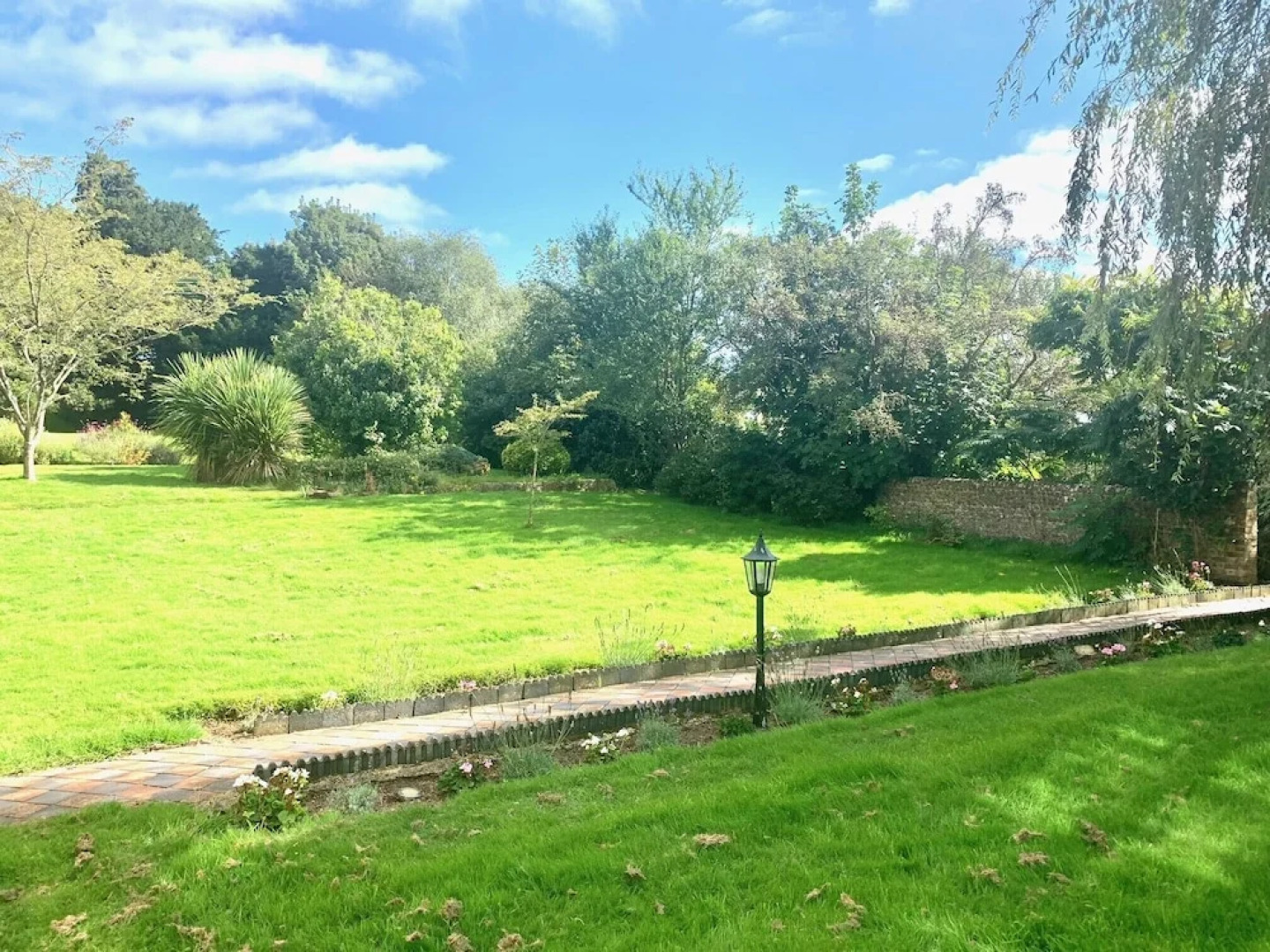 The Farmhouse - Sleeps 12 With Private Grounds