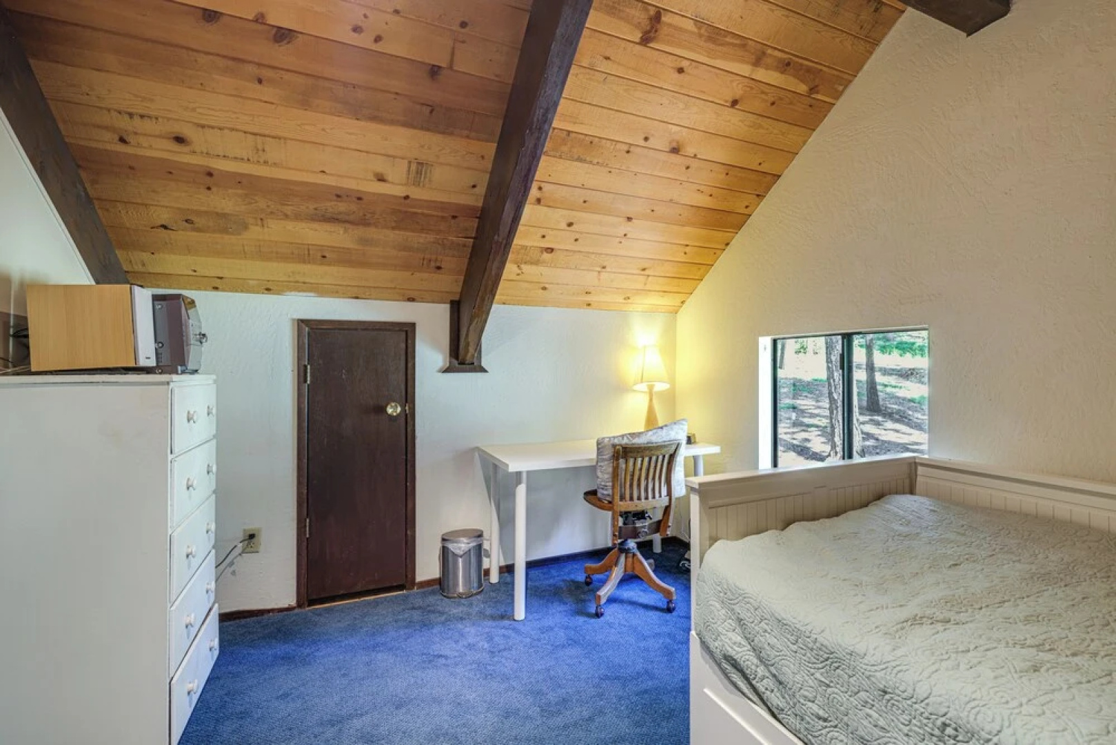 Cabin w/ Deck & Fire Pit in Blue Lake Springs!