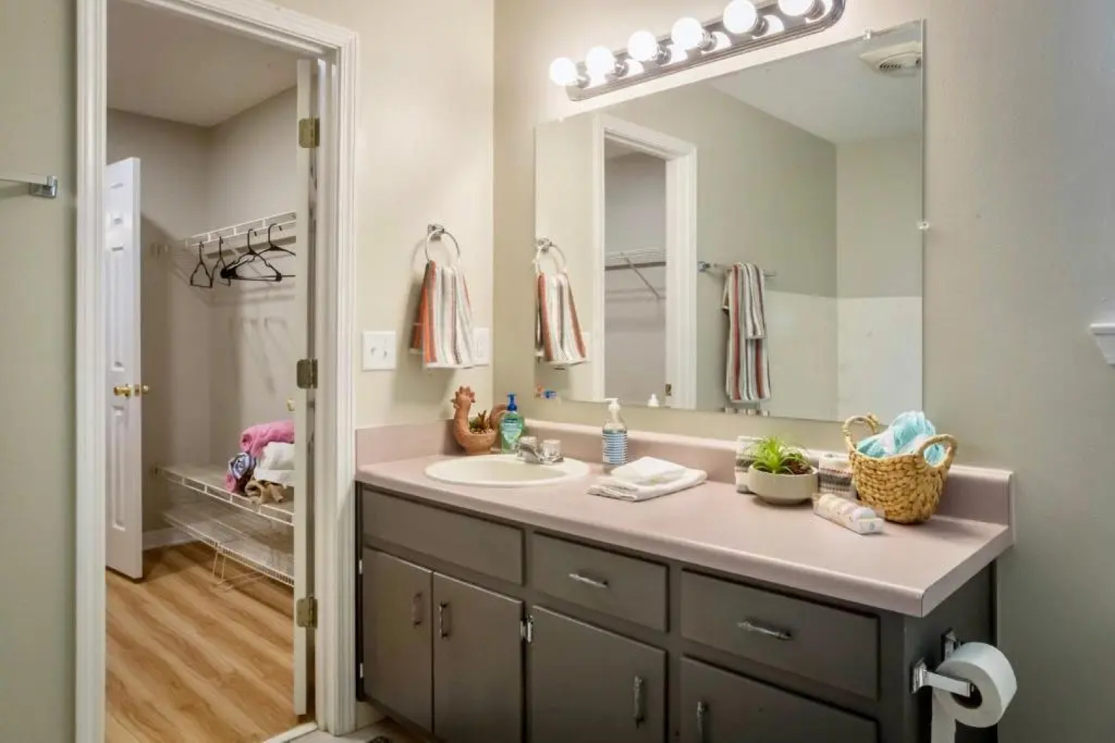 Life's a Breeze! Updated 3B Home 10 min to Beach!