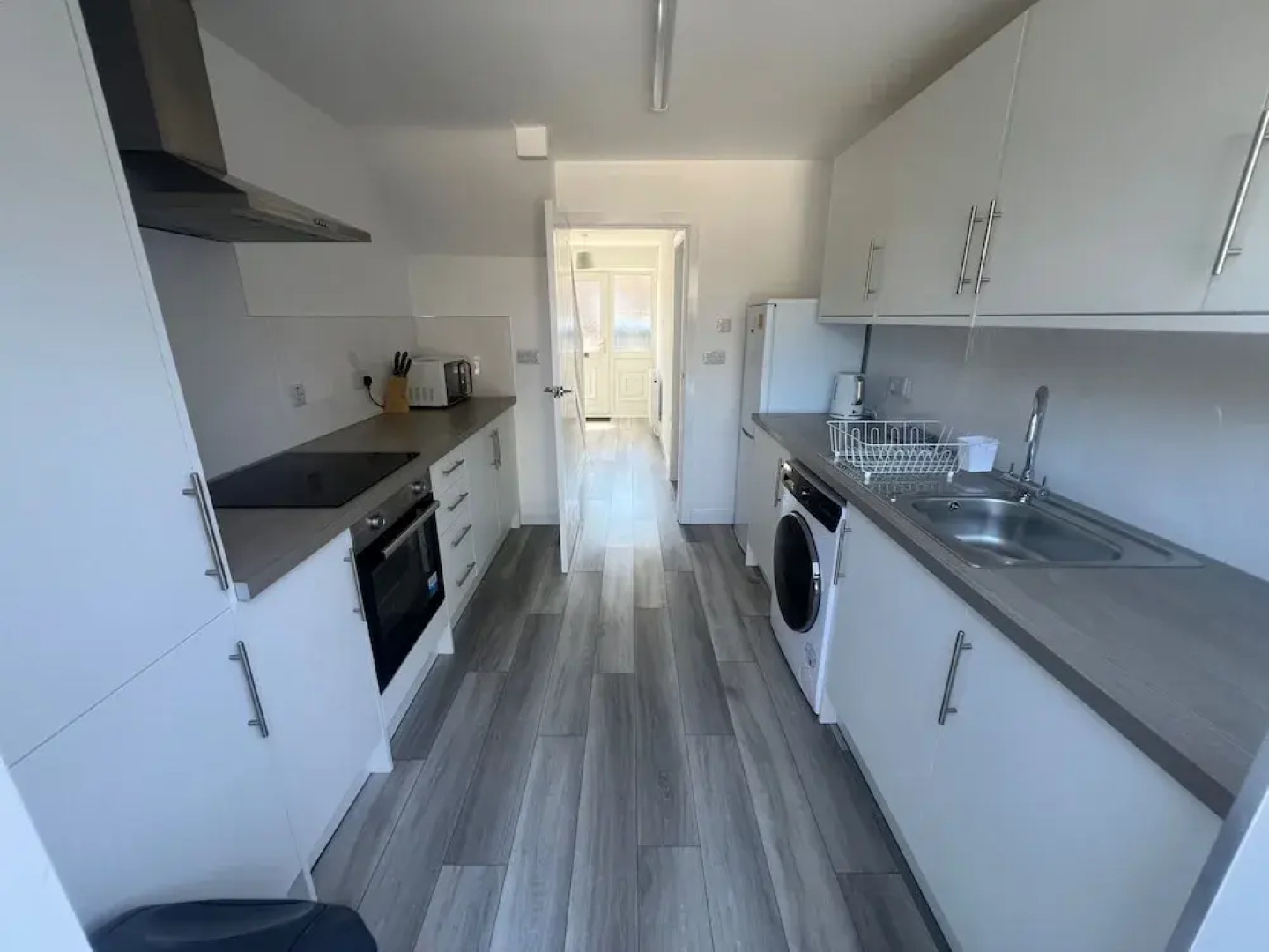 3 Bedroom House - Sleeps 6 & Free Parking