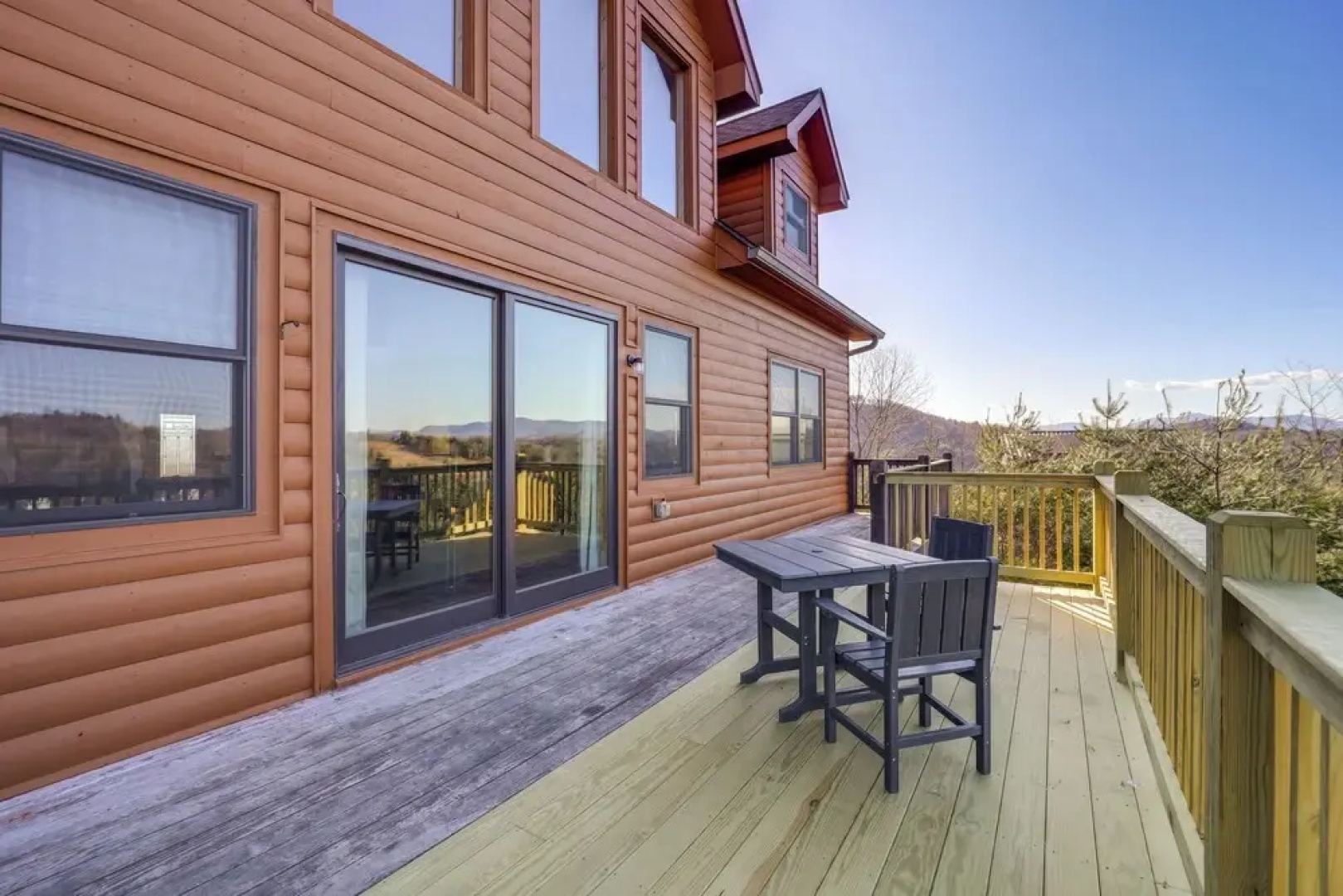 Mountain-view Deck: Group Getaway in Fleetwood