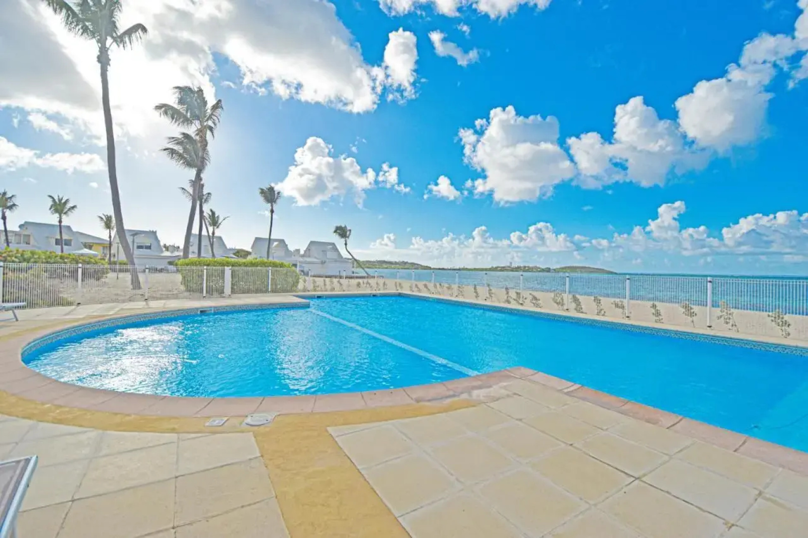 Deja Blue - Comfortable Beachfront Condo