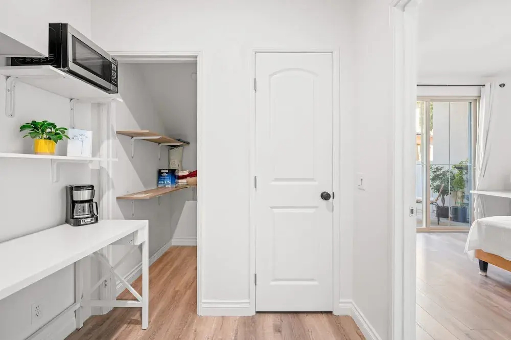 Private Entry Suite w Patio Bath Kitchenette