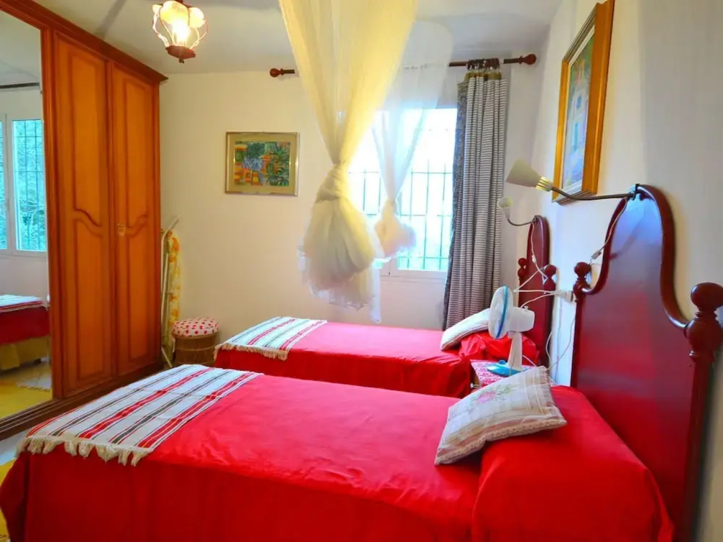 House Overlooking the Valley With a Barbecue on the Cool and Breezy Terrace